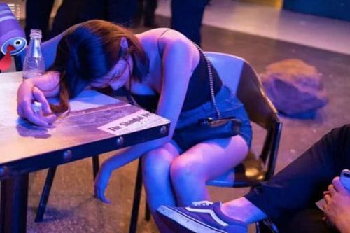 Vợ ngoại tình 200 lần trong năm, chồng quỳ gối cầu xin đừng ly hôn, ai cũng nói 'ngưu tầm ngưu mã tầm mã'