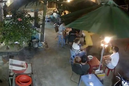 Clip: 2 thanh niên hùng hổ lao tới thẳng tay tát, hành hung người phụ nữ mặc đứa trẻ ngồi cạnh khóc thét