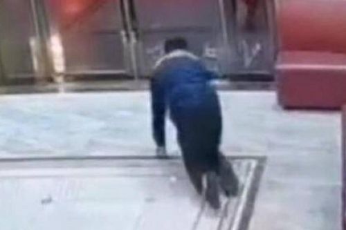 Người đàn ông bò lồm cồm ra ngoài lúc 5h sáng, nguyên nhân khiến dư luận ngại dùm