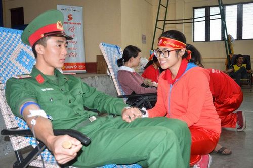 Sự phối hợp nhịp nhàng giữa 2 màu áo