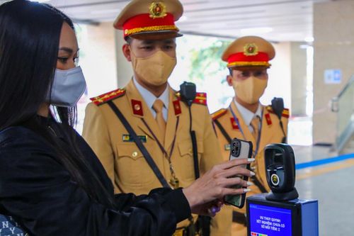 Thử nghiệm camera quét mã QR khai báo y tế tại ga Cát Linh