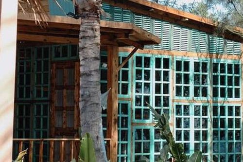 Ngôi nhà màu xanh tận dụng từ đồ gỗ cũ như tuyệt tác bên bờ biển