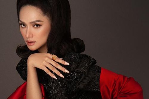 Hương Giang phối trang phục của Đỗ Mạnh Cường với phụ kiện hàng hiệu