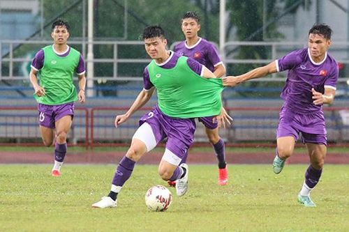 ĐT Việt Nam dầm mưa chuẩn bị cho trận đấu với Malaysia