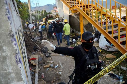 Lật xe tải ở Mexico, hơn 100 người thương vong