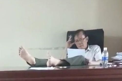 Hạt trưởng Hạt kiểm lâm gác chân lên bàn làm việc xin từ chức