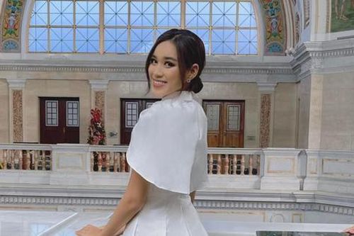 Đỗ Thị Hà tung ảnh diện váy trắng tinh khôi, cập nhật phần thi ở Miss World
