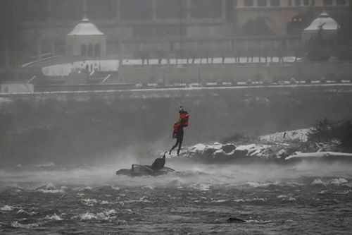 Video giải cứu nghẹt thở phụ nữ lao ô tô xuống thác Niagara