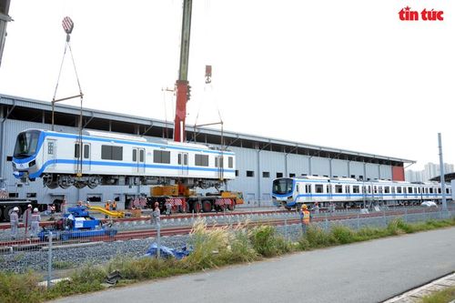Đoàn tàu số 8 tuyến metro Bến Thành-Suối Tiên đã được hạ đặt xuống đường ray