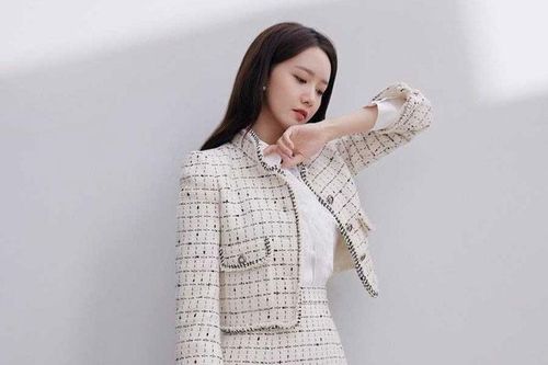 Set đồ của Yoona, Shin Min Ah chứng minh mùa lạnh cứ diện lên là 'chuẩn bài'