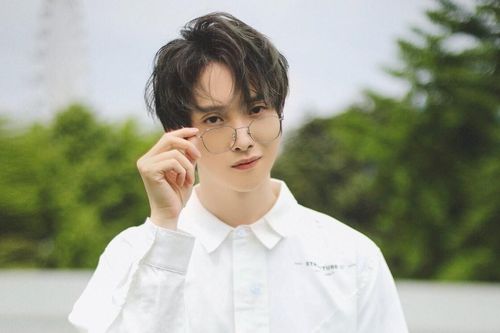 Diễn viên Trần Tình Lệnh gây bất ngờ khi hát tiếng Việt, lại còn chọn ngay bản hit của nhóm HKT
