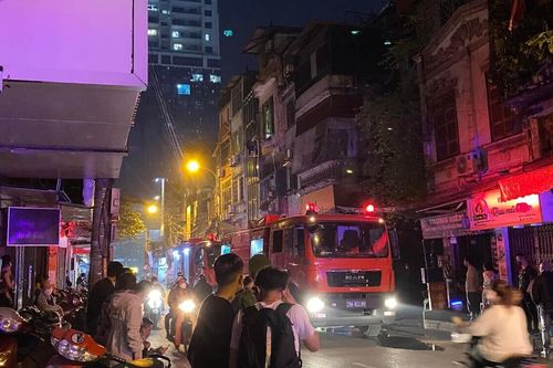 Cháy lớn khu tập thể tại phố Hà Nội khiến một người tử vong