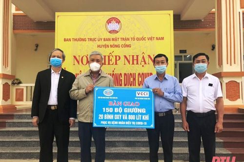 Tặng giường, bình ô xy cho huyện Nông Cống phục vụ bệnh nhân điều trị COVID-19