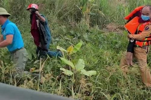 Cảnh sát giao thông lao xuống sông cứu người phụ nữ nhảy cầu