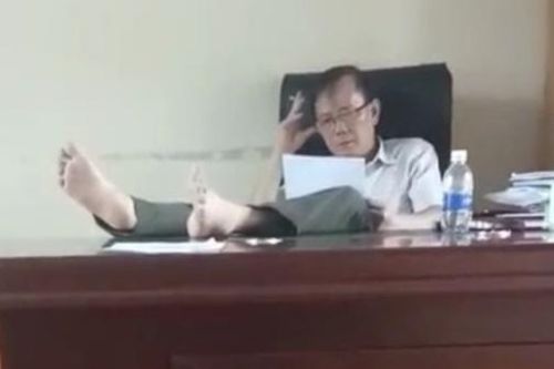 Hạt trưởng Hạt Kiểm lâm gác chân lên bàn làm việc xin từ chức