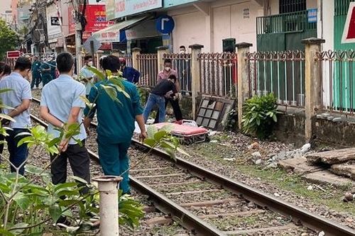 Lao vào tàu hỏa sau khi cãi nhau với người thân