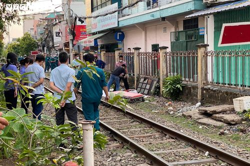 Va vào tàu hỏa, người phụ nữ bị kéo lê hơn 100m