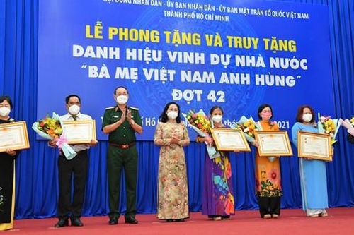 Tổ chức Lễ phong tặng và truy tặng danh hiệu Bà mẹ Việt Nam anh hùng cho 23 mẹ