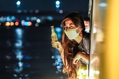Du khách ngắm cảnh đêm TP.HCM trên buýt sông