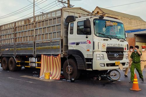 Va chạm với ôtô tải, 4 mẹ con gặp nạn