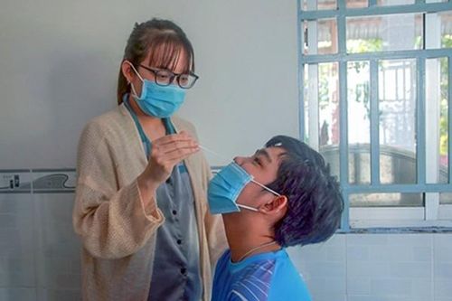 Tự test nhanh SARS-CoV-2 có kết quả dương tính, người dân cần làm gì?
