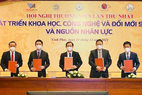 Phát triển khoa học, công nghệ và đổi mới sáng tạo và nguồn nhân lực