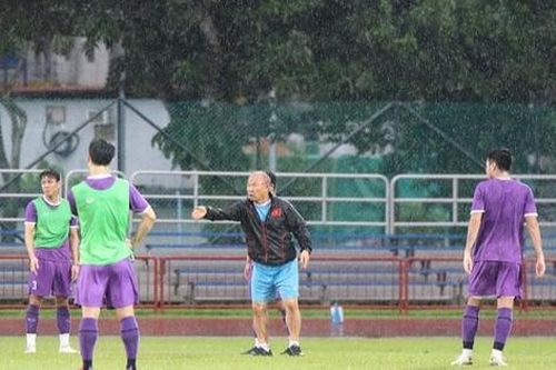 Đội tuyển Việt Nam luyện quân dưới mưa