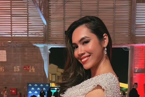 Á hậu Hoàng My diện váy lông vũ nóng bỏng đi xem Kim Duyên diễn bán kết Miss Universe