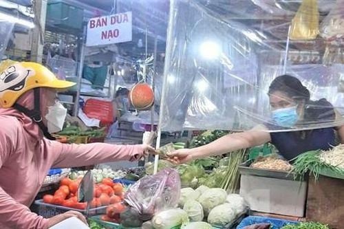 Bình Dương: Hơn 45.000 F0 điều trị tại nhà, tiểu thương lo lắng lập vách ngăn phòng dịch