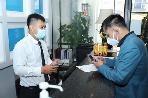 Lễ tân khách sạn làm thêm shipper mùa dịch