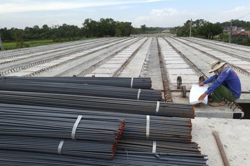 Giá vật liệu 'phi mã', nhà thầu xây dựng lo 'vỡ trận'