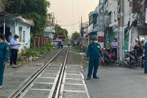 Người phụ nữ bị tàu hỏa kéo lê hơn 100m tử vong sau cự cãi với chồng