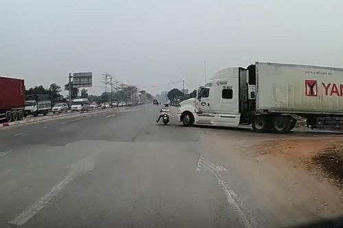 Thấy xe máy đang gặp nguy hiểm, tài xế xe con hét thất thanh khiến tất cả 'thót tim' dõi theo diễn biến