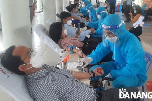 Gần 500 cán bộ, nhân viên ngành điện tham gia hiến máu tình nguyện