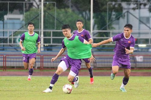 Đội tuyển Việt Nam tập luyện dưới trời mưa để chuẩn bị cho trận đấu với đội tuyển Malaysia
