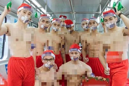 Sẽ xử lý nghiêm nhóm thanh niên cởi áo chụp ảnh phản cảm trên tàu điện Cát Linh - Hà Đông