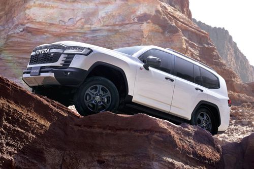 Việc sản xuất Toyota Land Cruiser lại bị đình trệ