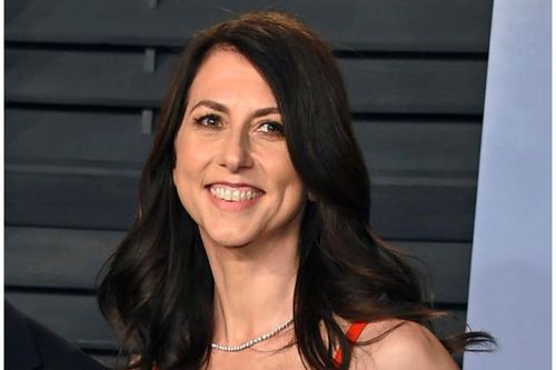 Lý do MacKenzie Scott là phụ nữ quyền lực nhất thế giới năm 2021 của Forbes