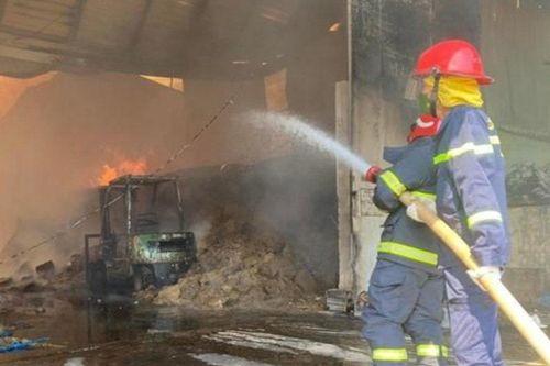Đồng Nai: Cháy lớn thiêu rụi xưởng gỗ rộng hàng ngàn mét vuông