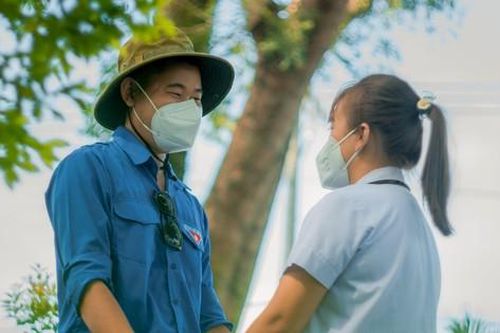 Bộ ảnh cưới đặc biệt của cặp đôi 9x cùng nhau đi tình nguyện chống dịch