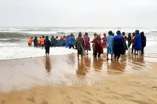 Nỗ lực cứu hộ thành công 3 thuyền cá của ngư dân bị sóng đánh chìm trên biển