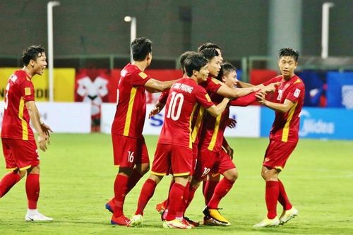 Nhà đương kim vô địch phô diễn sức mạnh
