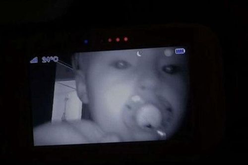 Đêm nào con trai sơ sinh cũng tỉnh dậy la hét đúng lúc 2 giờ sáng, bố mẹ xem lại camera mới rùng mình hoảng loạn vội chuyển nhà