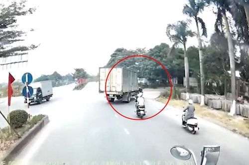 Clip: 'Đứng tim' cảnh người phụ nữ thoát nạn thần kỳ sau khi bị xe tải cuốn vào gầm