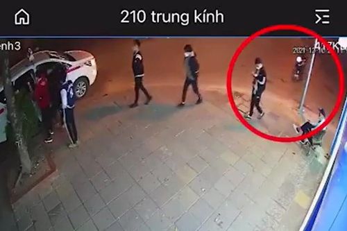 Đang cầm điện thoại đi trên vỉa hè Hà Nội, nam thanh niên bị cướp giật táo tợn chỉ trong chớp mắt