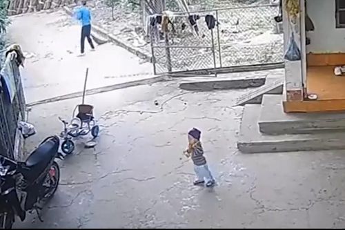 Bé trai hóc nắp chai nước khi đang chơi giữa sân, hành động kịp thời của người mẹ khiến tất cả thở phào