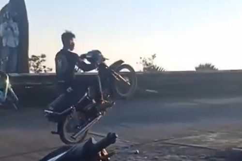 Clip: Nam thanh niên không đội mũ bảo hiểm 'trổ tài' bốc đầu xe máy và cú ngã lộn nhào đau điếng người