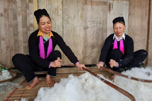 Người Dao tuyển bản Mo bảo tồn nghề dệt vải