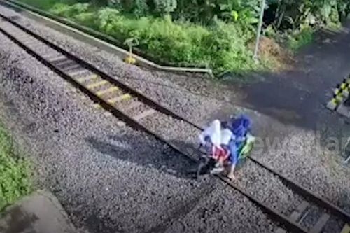 Ba mẹ con lái xe cắt qua đường ray khi tàu lao tới, cái kết thót tim