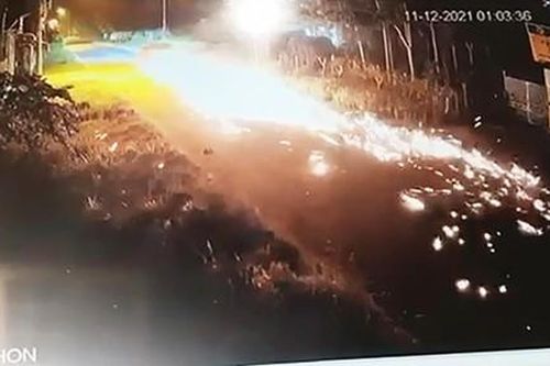 Nhân viên ngân hàng lái ôtô tông rồi kéo lê xe máy của công an tóe lửa